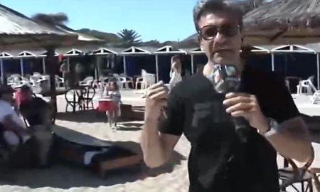 El actor que brilló en Casados con Hijos estaba dando una nota en Intrusos, se encontró con su colega en la playa y quiso sumarlo al móvil. El actor que brilló en Casados con Hijos estaba dando una nota en Intrusos, se encontró con su colega en la playa y quiso sumarlo al móvil.