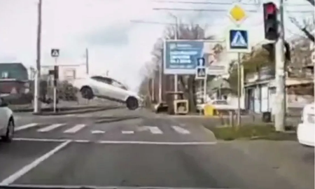 Increíble: un auto saltó sobre los rieles de un tranvía en Rusia