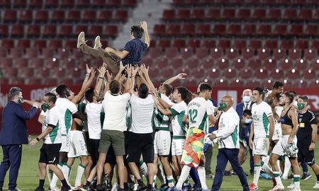Tras cinco temporadas en el ascenso, el Elche de Bragarnik ascendió a La Liga de España. Tras cinco temporadas en el ascenso, el Elche de Bragarnik ascendió a La Liga de España.