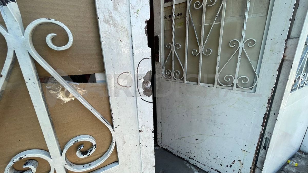 Las marcas de los disparos en el frente de la casa de Mauro.