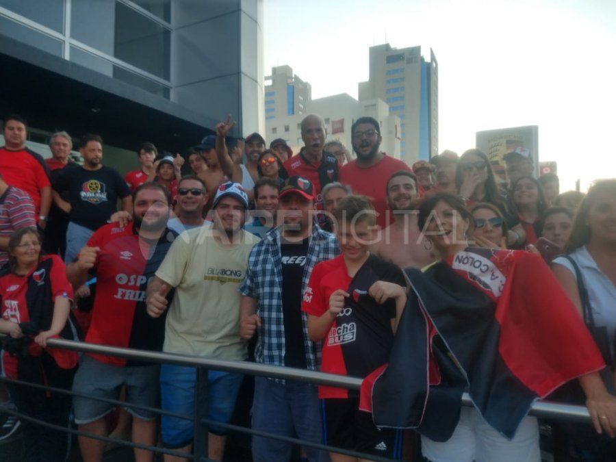 Banderazo sabalero frente al Hotel Sheraton Asunci&oacute;n donde se aloja el plantel de Col&oacute;n