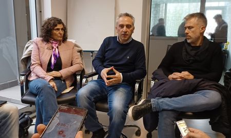 Andrés Larroque en Santa Fe, junto a Norma López y Leandro Busatto.