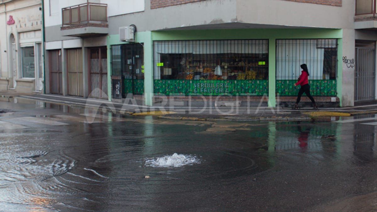 El agua que sale de la ca&ntilde;er&iacute;a brota desde una boca de registro de Assa.