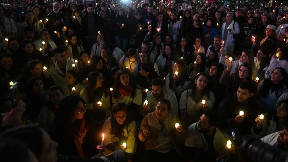 En la movilización pacífica los residentes, que mantienen el cese de actividades como medida de fuerza, presionan para que el Gobierno de una respuesta concreta a la problemática de salarios exiguos. En la movilización pacífica los residentes, que mantienen el cese de actividades como medida de fuerza, presionan para que el Gobierno de una respuesta concreta a la problemática de salarios exiguos.