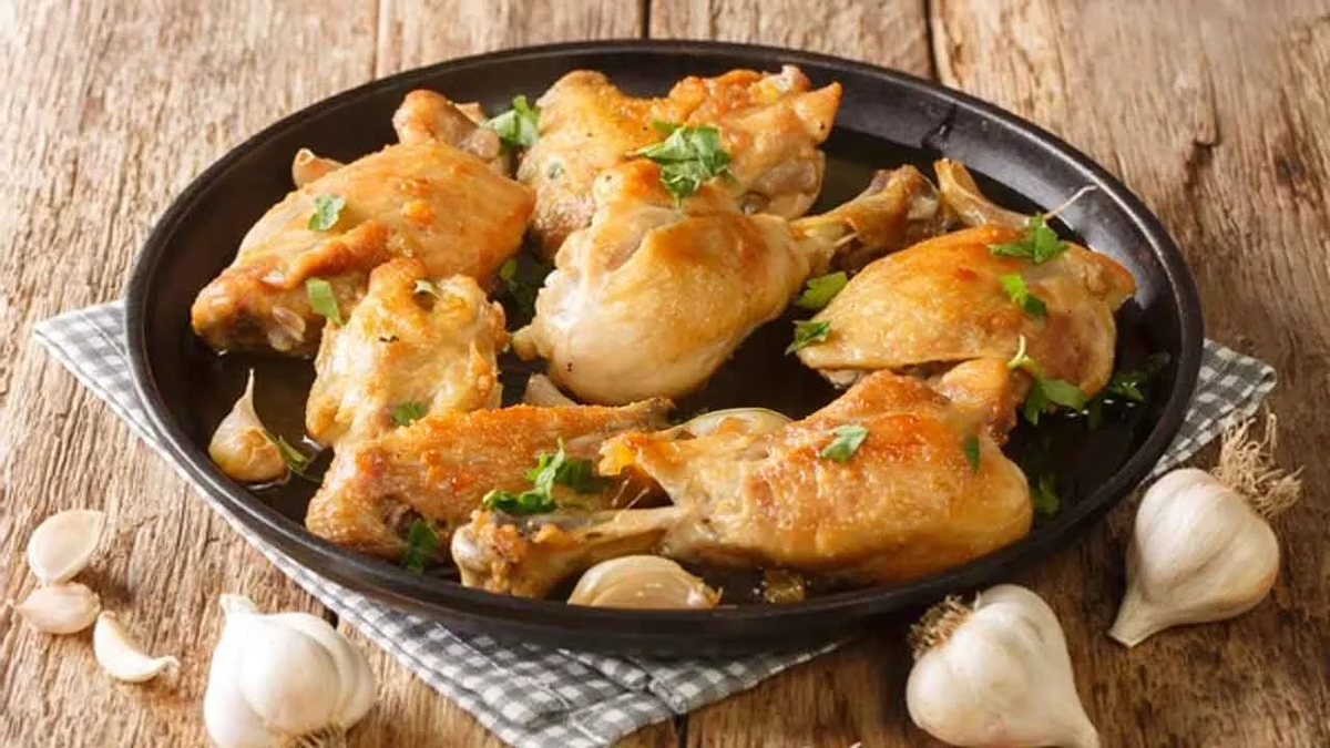 El pollo al ajillo es un plato tradicional español, fácil de hacer y delicioso. El pollo al ajillo es un plato tradicional español, fácil de hacer y delicioso.