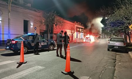 En el lugar trabajaron los bomberos y la policía. En el lugar trabajaron los bomberos y la policía.