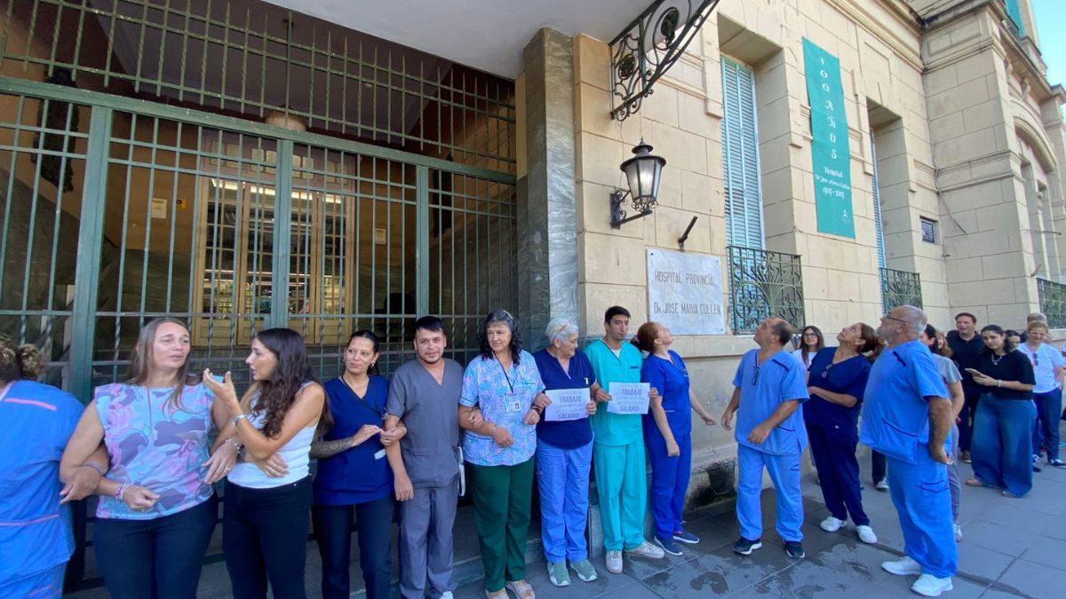 Paritaria de Salud en Santa Fe: abrazo simbólico de autoconvocados en el Hospital Cullen.