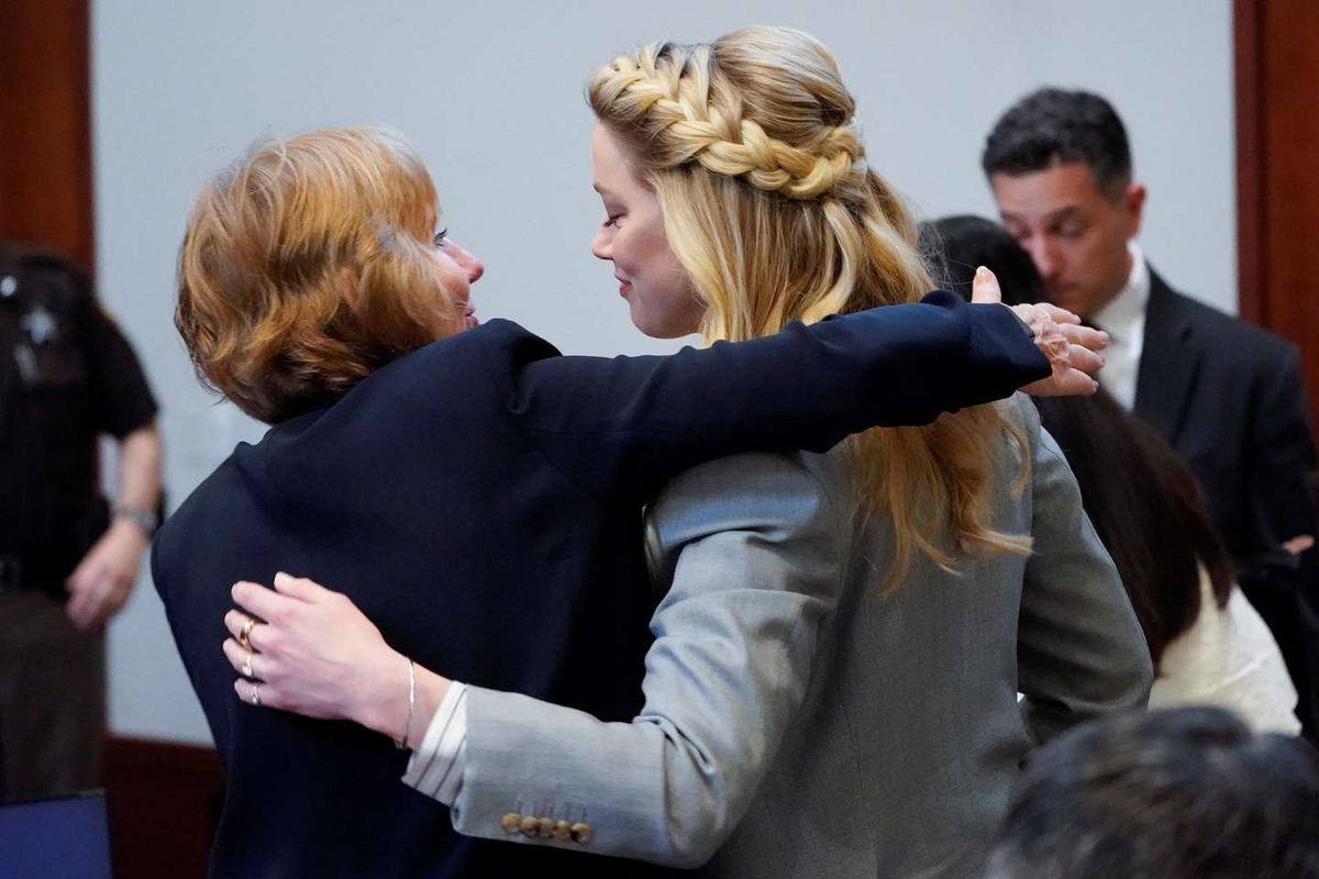 Amber Heard saluda a su abogada Elaine Bredehoft. (Foto: Reuters/Steve Helber)Por: REUTERS