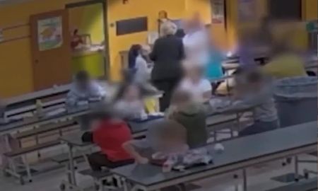 Maestra obligó a alumna de 9 años a comer alimentos que había tirado a la basura Maestra obligó a alumna de 9 años a comer alimentos que había tirado a la basura