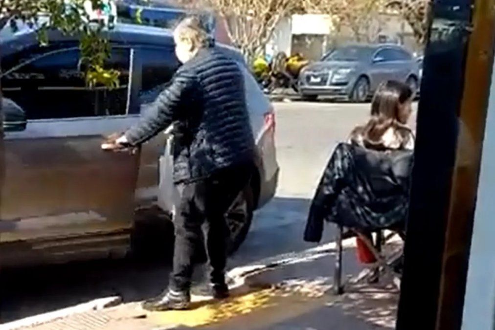Mario Negri estacionó su auto en una rampa para discapacitados y fue filmado por los vecinos