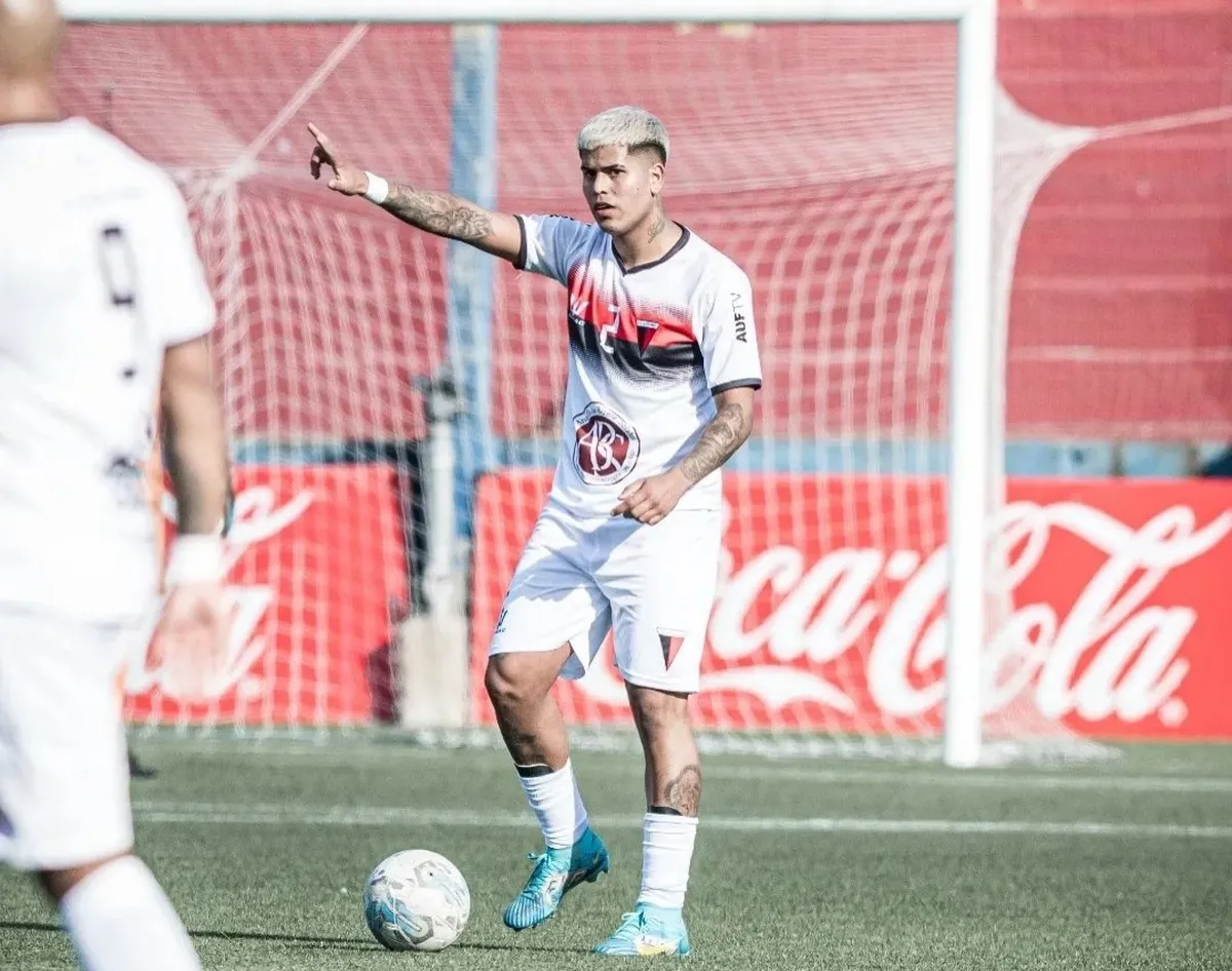 Conmoción en el ascenso: un futbolista uruguayo se descompensó en pleno partido