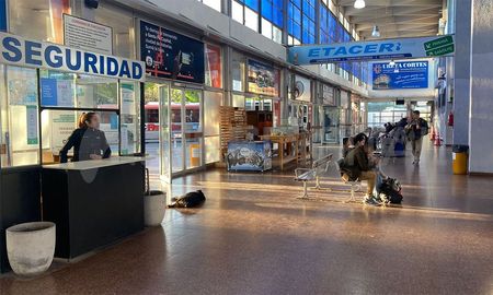 Durante la mañana de este jueves, había dos efectivos de la Policía de la Provincia garantizando la seguridad en la Terminal de Colectivos de Santa Fe. Durante la mañana de este jueves, había dos efectivos de la Policía de la Provincia garantizando la seguridad en la Terminal de Colectivos de Santa Fe.
