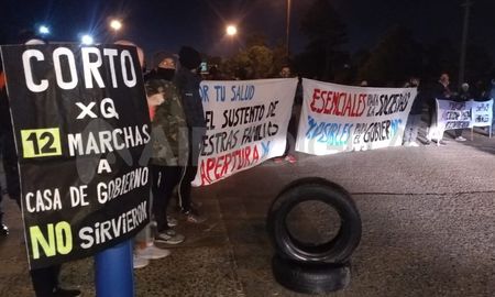 Los representantes de los gimnasios de Santa Fe realizaron un corte de tránsito en el Puente Carretero. Los representantes de los gimnasios de Santa Fe realizaron un corte de tránsito en el Puente Carretero.