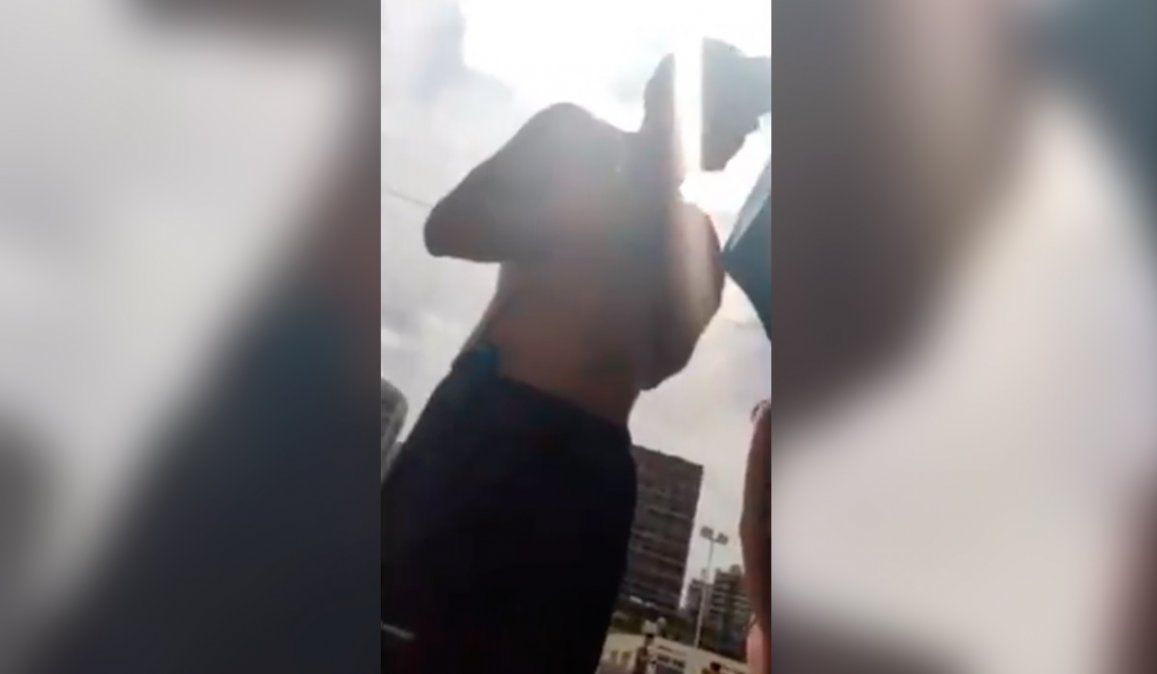 VIDEO: Una pareja gay grabó el momento de cómo los expulsaron de una playa en Mar del Plata