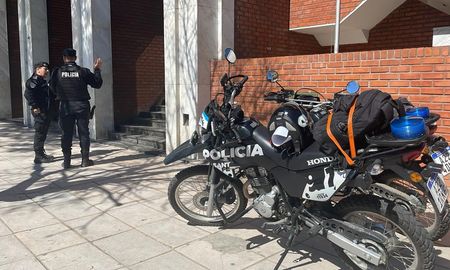 Personal policial tuvo que acudir al establecimiento educativo ubicado a metros del Ministerio de Seguridad. Personal policial tuvo que acudir al establecimiento educativo ubicado a metros del Ministerio de Seguridad.