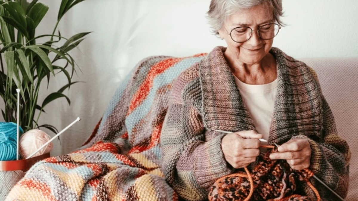 El asombroso video de una abuela mostrando sus brazos musculosos se volvió viral en las redes sociales. 