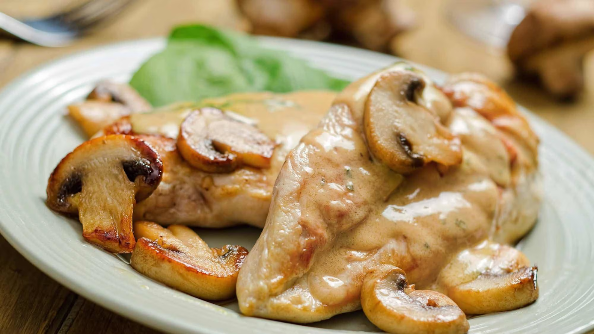 Cómo hacer pollo al champiñón súper fácil: la receta para que lo prepares en casa Cómo hacer pollo al champiñón súper fácil: la receta para que lo prepares en casa