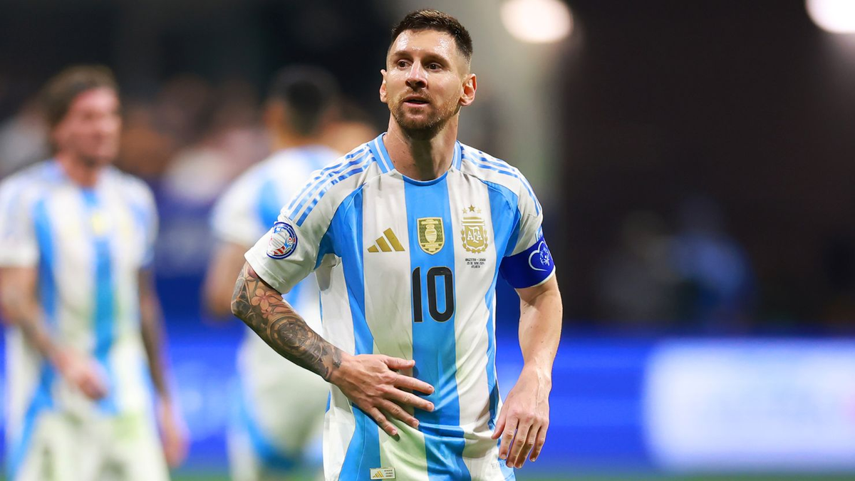 Lionel Messi sintió una molestia ante Chile y tiene un pie afuera del último partido de la Selección Argentina en la fase de grupos de la Copa América.