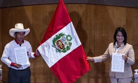 Más de 25 millones de peruanos votaban este domingo en el balotaje que definirá si el país tendrá un Gobierno de tendencia de izquierda con Pedro Castillo o populista de derecha con Keiko Fujimori en la presidencia. Más de 25 millones de peruanos votaban este domingo en el balotaje que definirá si el país tendrá un Gobierno de tendencia de izquierda con Pedro Castillo o populista de derecha con Keiko Fujimori en la presidencia.