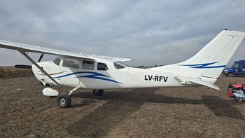 Se sospecha que la aeronave tuvo un aterrizaje forzoso en el campo. 