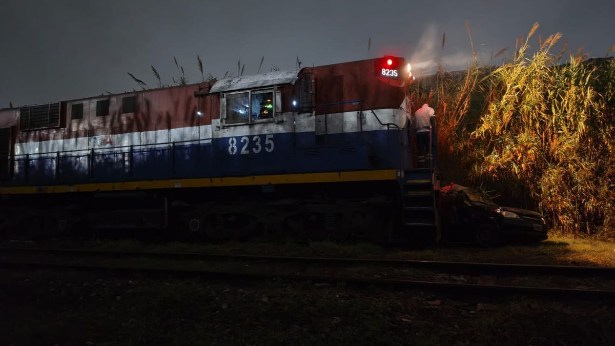 El accidente ocurrió en un cruce ferroviario en el oeste de Rosario. El taxista, de 65 años, sufrió lesiones y fue asistido por personal del SIES. El accidente ocurrió en un cruce ferroviario en el oeste de Rosario. El taxista, de 65 años, sufrió lesiones y fue asistido por personal del SIES.