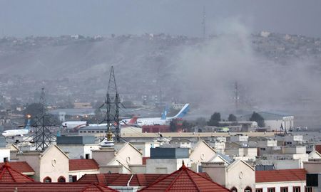 Dos atentados suicidas con bombas causaron varios muertos el jueves en las afueras del aeropuerto de Kabul. Dos atentados suicidas con bombas causaron varios muertos el jueves en las afueras del aeropuerto de Kabul.