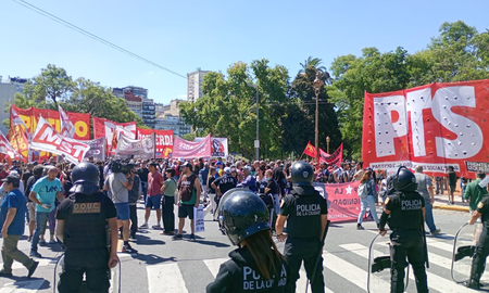 El MST, el Frente de Izquierda y la Liga Internacional Socialista convocaron a una marcha bajo la consigna “Fuera Yanquis de Venezuela”. El MST, el Frente de Izquierda y la Liga Internacional Socialista convocaron a una marcha bajo la consigna “Fuera Yanquis de Venezuela”.