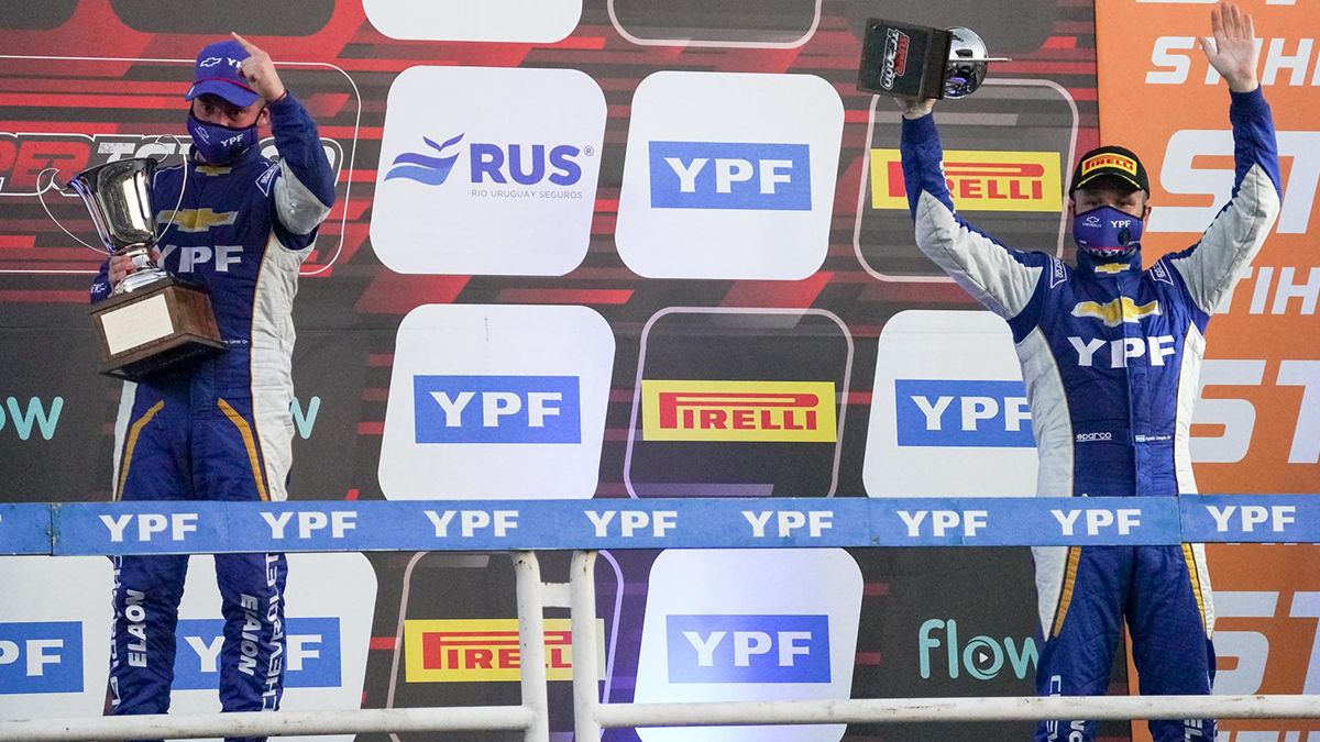 Agustín Canapino ganó la penúltima fecha del Súper TC2000 y llega con chances de arrebatarle el título a Matías Rossi en la última fecha.