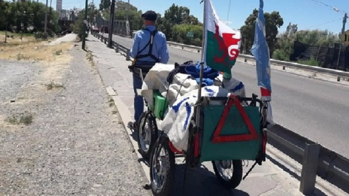 En 2017 arm&oacute; su &ldquo;carricatre&rdquo;, como &eacute;l lo bautiz&oacute;, con una silla, ollas, un poco de comida y algunos elementos para dormir, y comenz&oacute; su traves&iacute;a bajo el hashtag #caminatalas3americas.