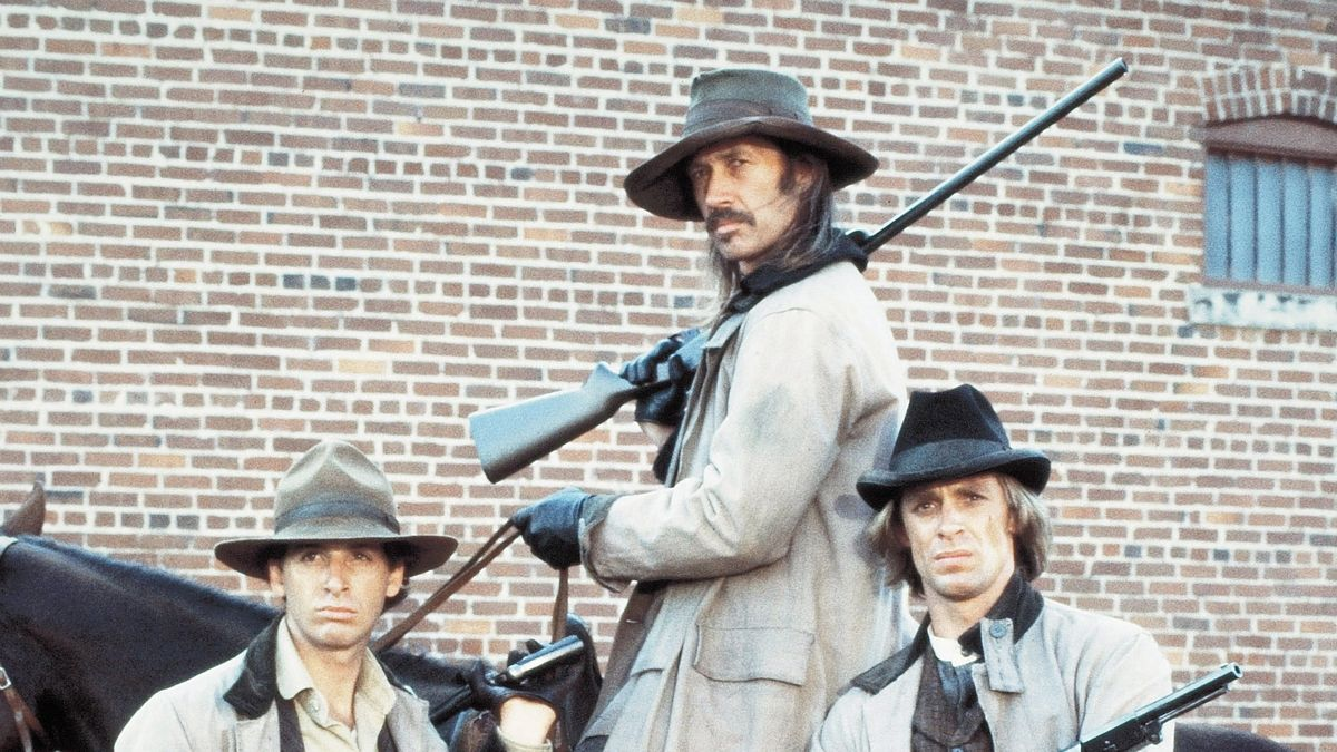Walter Hill es un experto en western, pero sus películas no están limitadas a este género. Walter Hill es un experto en western, pero sus películas no están limitadas a este género.