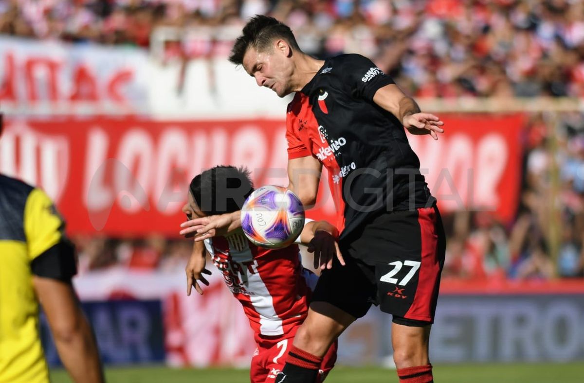 Julián Chicco entrenará este viernes por última vez con Colón y dejará el club con destino incierto. Julián Chicco entrenará este viernes por última vez con Colón y dejará el club con destino incierto.