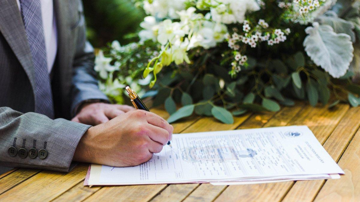 Viral: fue testigo de civil y por un error terminó casado con la novia de su mejor amigo