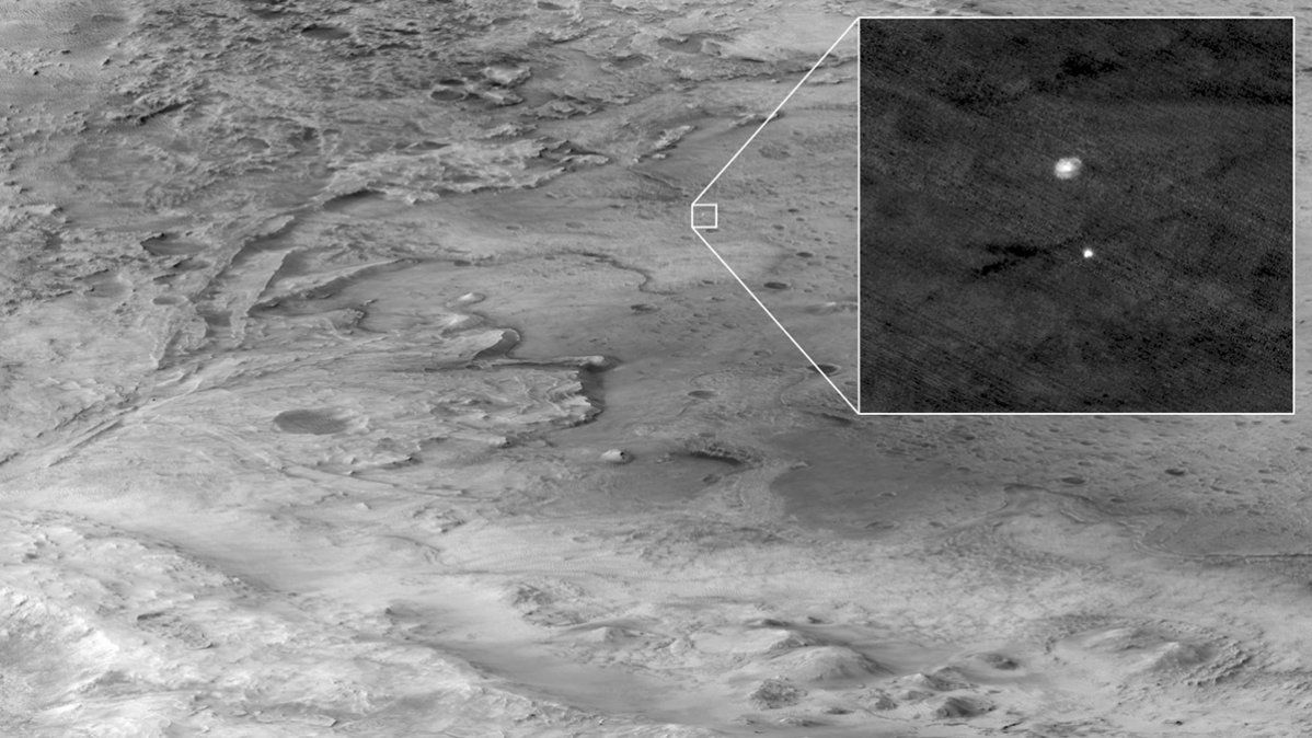 Foto de la cámara HIRISE: el amartizaje fue exitoso y el Perseverance ya está en el cráter Jezero para buscar rastros de vida pasada.
