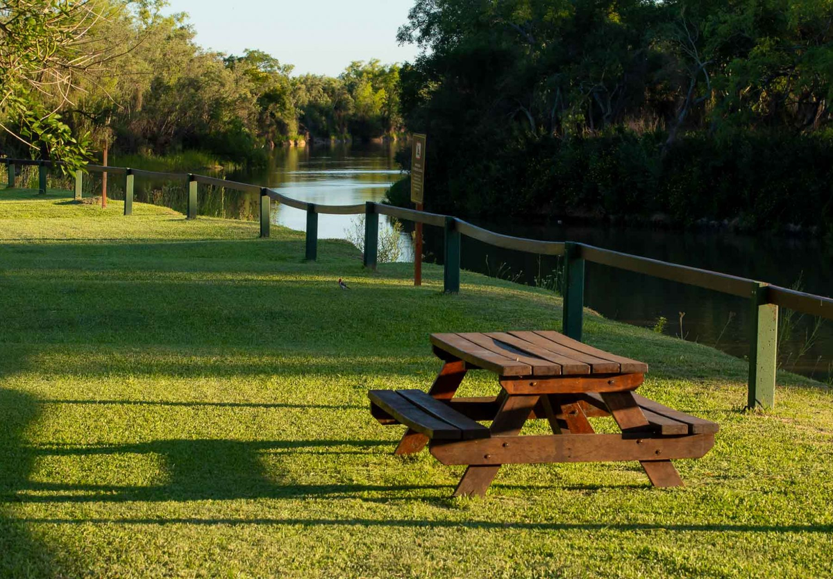 Dentro del parque se pueden recorrer los senderos que llevan a los visitantes a diferentes puntos del mismo. Dentro del parque se pueden recorrer los senderos que llevan a los visitantes a diferentes puntos del mismo.