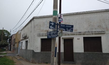 Vecinos reclaman la rotura de una cañería de cloacas. Vecinos reclaman la rotura de una cañería de cloacas.