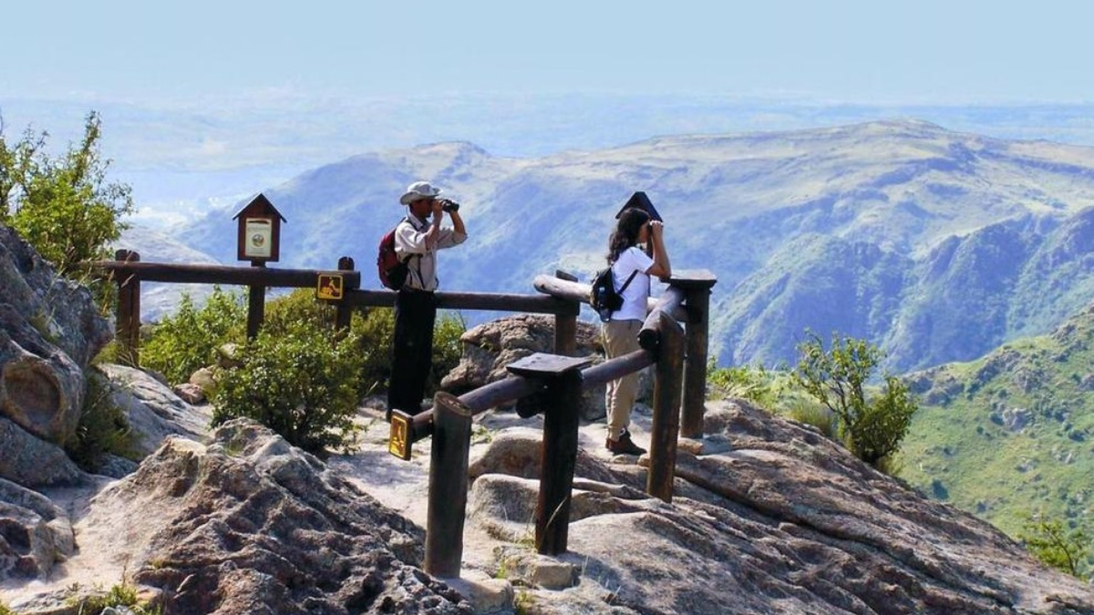 Uno de los rincones cercanos a la localidad de San Clemente es el Parque Nacional Quebrada del Condorito, donde se puede observar al cóndor andino.