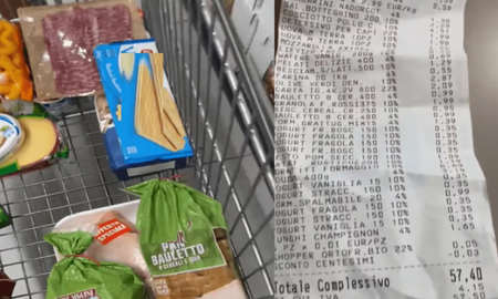 Una joven argentina todo lo que pudo comprar con 57 euros en un supermercado italiano. Una joven argentina todo lo que pudo comprar con 57 euros en un supermercado italiano.