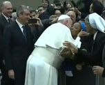 el papa francisco acuerda dar un beso a una monja pero con una condicion: ¡no muerdas! el papa francisco acuerda dar un beso a una monja pero con una condicion: ¡no muerdas!