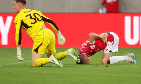 Paul Mullin, de Wrexham, terminó con un pulmón perforado tras una acción de juego en un amistoso con el Manchester United. Paul Mullin, de Wrexham, terminó con un pulmón perforado tras una acción de juego en un amistoso con el Manchester United.