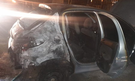 Un vecino denunció el incendio de su auto, estacionado en la puerta de su casa Un vecino denunció el incendio de su auto, estacionado en la puerta de su casa