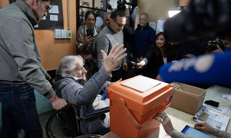 El expresidente uruguayo, José Mujica, reacciona después de emitir su voto durante las elecciones nacionales 2024 en la Escuela Número 149, en la ciudad de Montevideo. El expresidente uruguayo, José Mujica, reacciona después de emitir su voto durante las elecciones nacionales 2024 en la Escuela Número 149, en la ciudad de Montevideo.