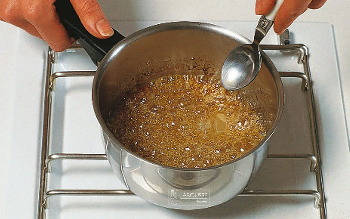 El caramelo se puede hacer rápidamente en casa, pero su preparación requiere de mucha concentración. El caramelo se puede hacer rápidamente en casa, pero su preparación requiere de mucha concentración.