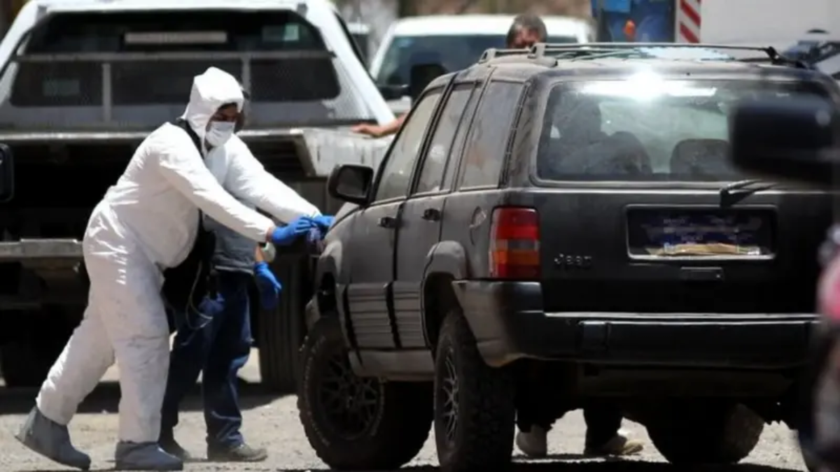 Cuando los jóvenes se bajaron a revisar una falla en su auto, dos camionetas los rodearon y varios hombres que portaban armas largas se los llevaron. Cuando los jóvenes se bajaron a revisar una falla en su auto, dos camionetas los rodearon y varios hombres que portaban armas largas se los llevaron.