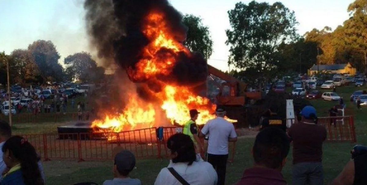 Hacían la torta frita más grande del mundo y se les incendió la sartén