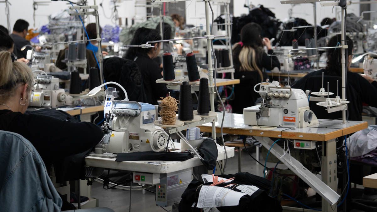 Según el último informe de la Federación Industrial de Santa Fe (FISFE), la actividad fabril registró una caída interanual del 5,4.