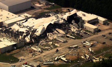 Un poderoso tornado causó graves daños este miércoles en una importante fábrica de Pfizer en Carolina del Norte. Un poderoso tornado causó graves daños este miércoles en una importante fábrica de Pfizer en Carolina del Norte.