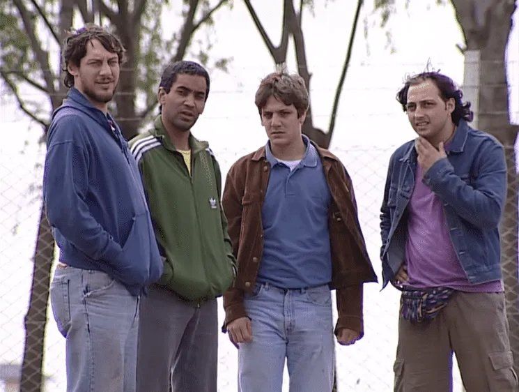 "Este boludo no es dealer", es una de las frases icónicas de "El Pollo" en el segundo episodio de la serie, "Bienvenidos al tren", cuando el grupo viaja a a la localidad bonaerense de Quilmes para conseguir drogas.