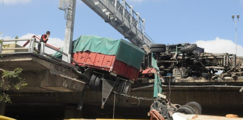Las impresionantes imágenes del choque de camiones en Autopista 25 de mayo