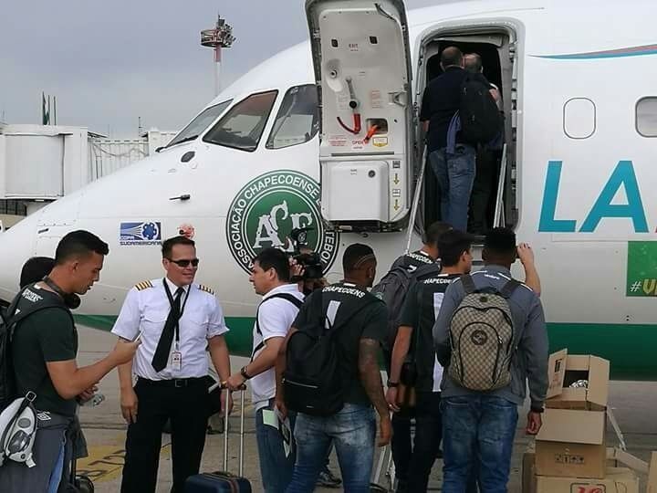 Mientras embarcaban en el avión en el Aeropuerto de Viru Viru, en Santa Cruz de la Sierra, el piloto MIguel Quiroga conversa con uno de los pasajeros. Como comandante de la aeronave, era el máximo y absoluto responsable de la operación de la misma, y fue quien avaló el Plan de Vuelo presentado.