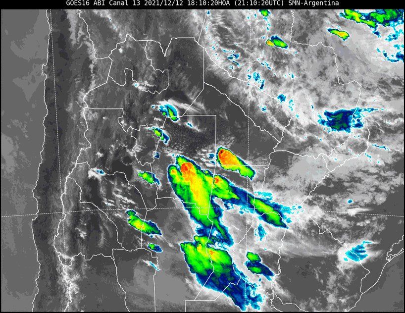 La imagen satelital del tiempo a las 18.10 del domingo muestra abundante nubosidad asociada a inestabilidad en toda la región. Particularmente, se forman tormentas sobre la provincia de Santiago del Estero y Córdoba que se desplazan hacia el sudeste, afectando a la provincia de Santa Fe.